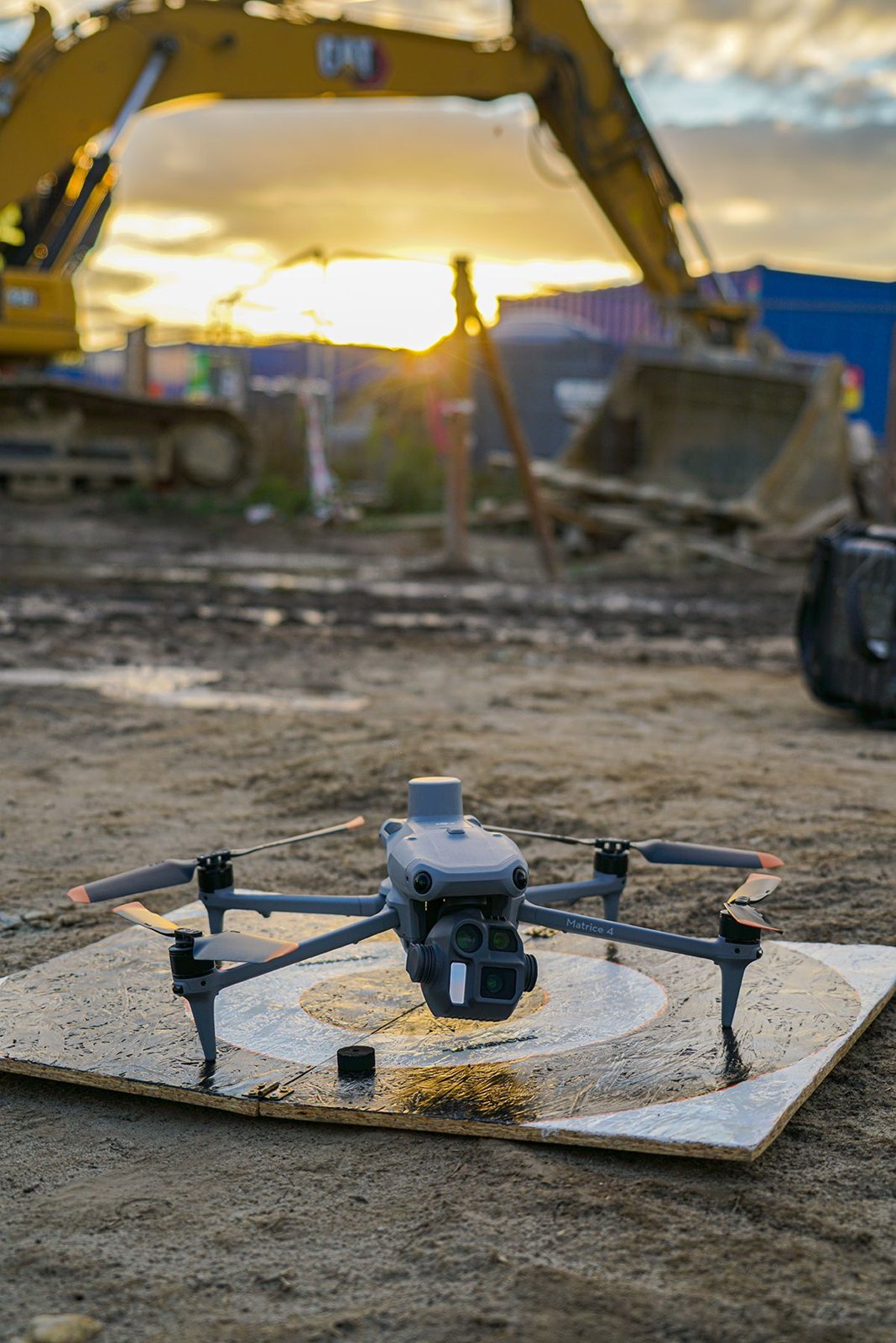Dron DJI Matrice 4E na placu budowy